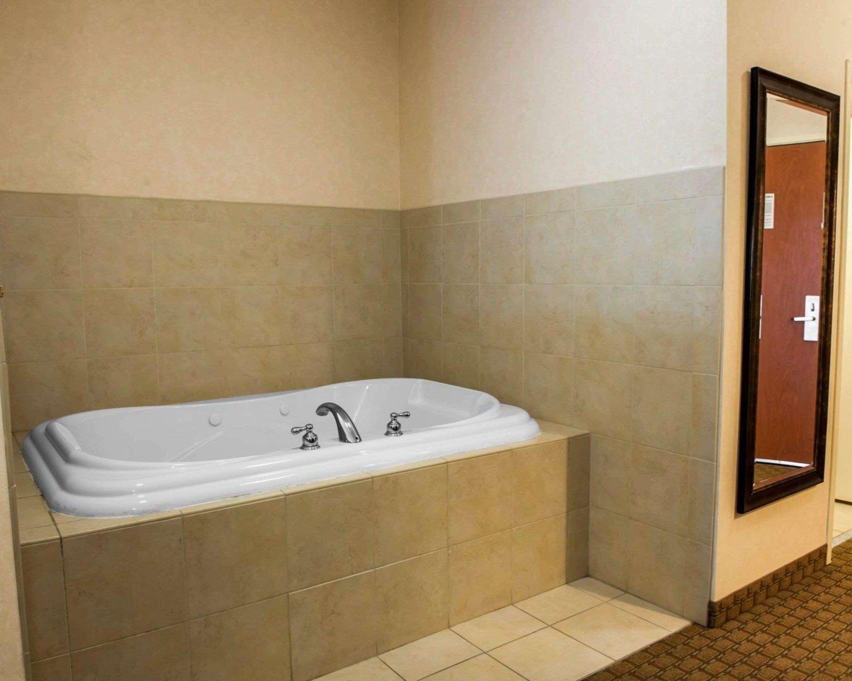 Comfort Suites Southport Buitenkant foto