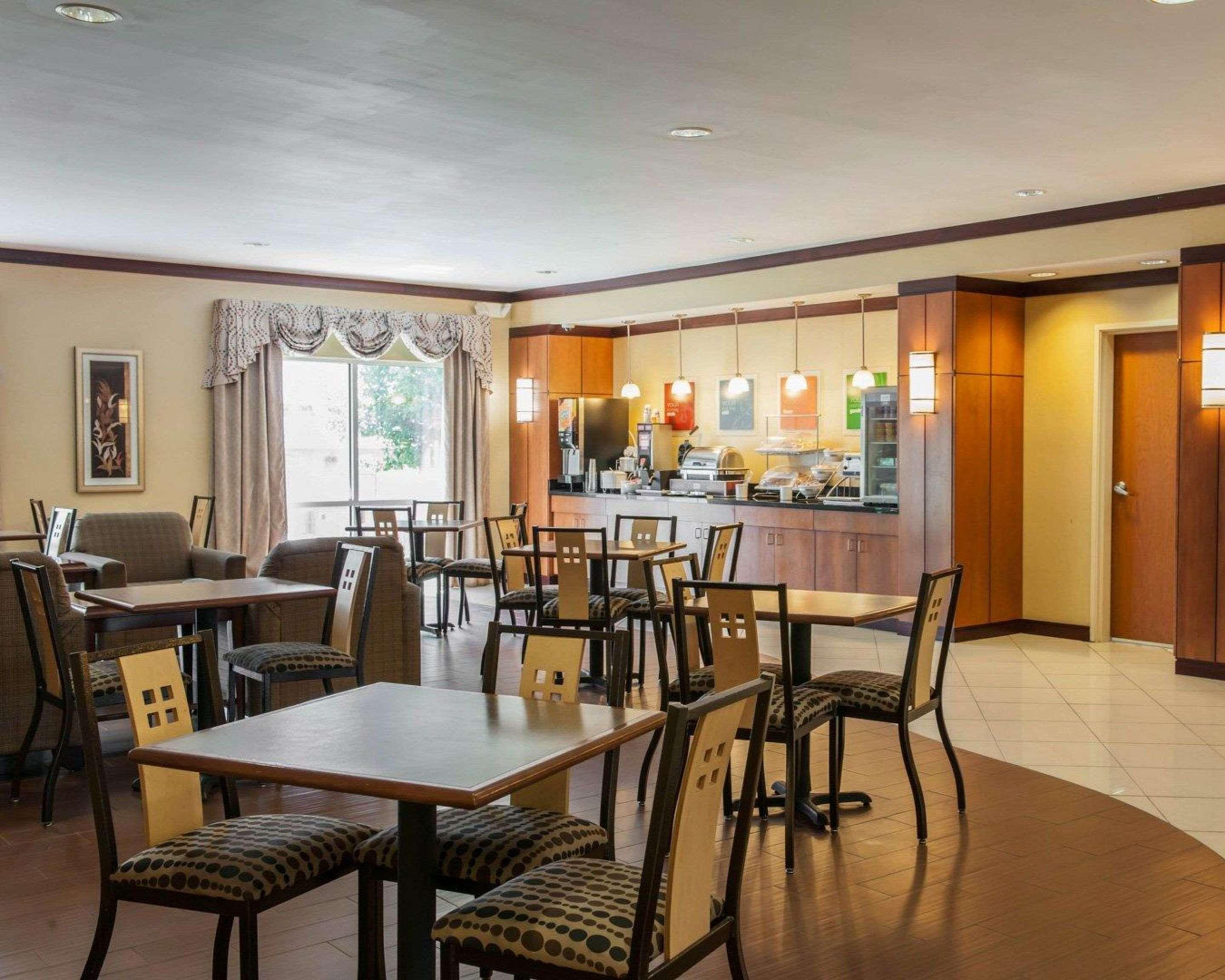 Comfort Suites Southport Buitenkant foto